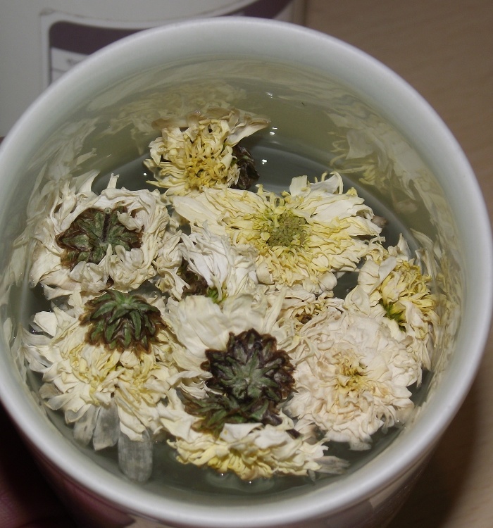 衛生局食品藥物管理科長王淑芬說，乾燥的花卉茶葉在飲用前，先用沸水快速沖過後，快速倒掉後再沖泡來喝，以確保安全。圖片：陳冠廷/攝   