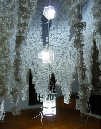 邱雨玟的「水姑娘的繁衍計劃／迴流」，將3萬多張白色紙樣，拼接成4公尺高，20餘公尺長的白色紙瀑，成千上萬匯聚成巨大的生命河流。圖片來源：高雄駁二藝術特區   