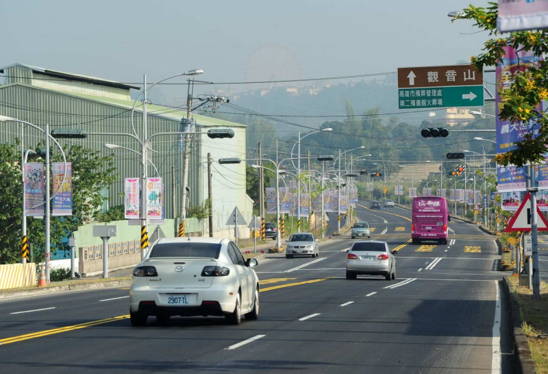 義大二路是出入義守大學、義大世界的重要道路，由於施工品質不佳，成了曼波路，高雄市政府進行改善後，全線道路平整順暢。照片來源：高雄市政府   