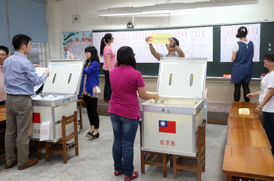 9合1選舉持續開票中，素有「選舉章魚哥」、「小台北」之稱的台北市士林區天玉里開票在傍晚6時許開票完成。圖：中央社   