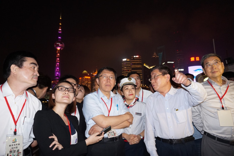 台北市長柯文哲17日抵達上海後，約莫8點左右到黃浦江旁碼頭搭船遊江，並聽取導覽解說。圖：劉奕霆/攝   