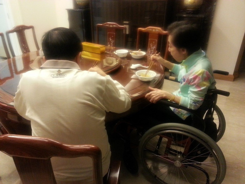 陳致中在臉書po上陳水扁與吳淑珍用餐的照片。圖：翻攝自陳致中臉書   