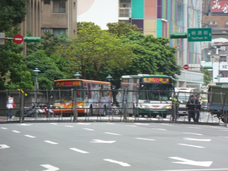 總統府週邊道路如寶慶路(圖)已排列拒馬，禁止車輛通行。另行政院也關閉天津街、北平東路上郵局旁的側門，正門更是以重兵防守。圖：謝莉慧/攝   