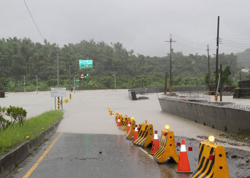 康芮颱風帶來超大豪雨，國道三號田寮交流道引道一帶因地勢低窪積水嚴重，無法通行。圖片來源：高雄市政府。   