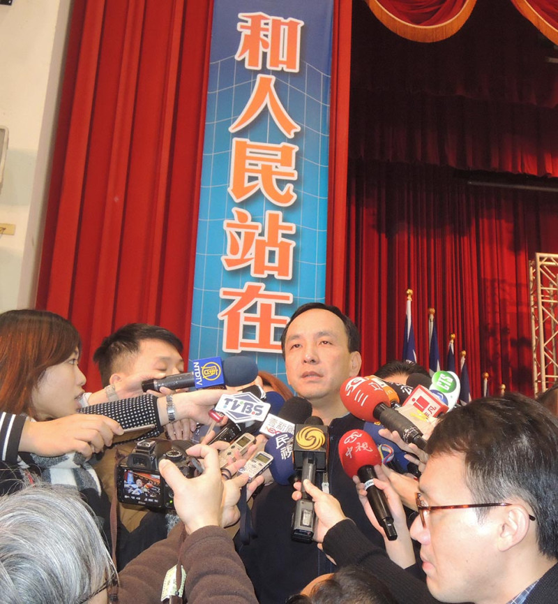 新北市長朱立倫力挺台北市長柯文哲的12年國教立場，也呼籲教育部在12年國教的立場上要改變。圖：陳冠廷/攝。   
