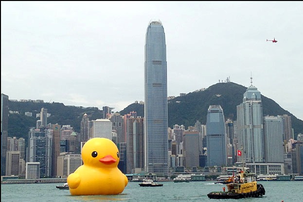 黃色小鴨目前在香港維多利亞港內，將停留到5月底。圖片來源：翻攝網路   