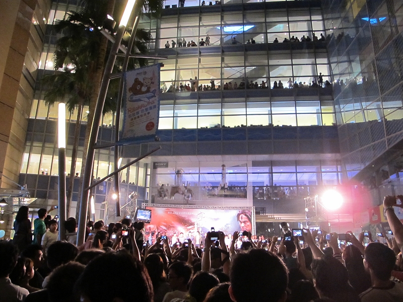 《賽德克‧巴萊》魏德聖率素人演員與觀眾見面簽名，影迷擠爆現場。照片來源：胡宏志攝   