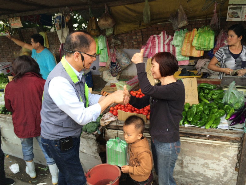 民進黨新北市長參選人游錫堃今早前往三重果菜市場掃街拜票，受到採買民眾熱情的歡迎。圖：陳冠廷/攝   