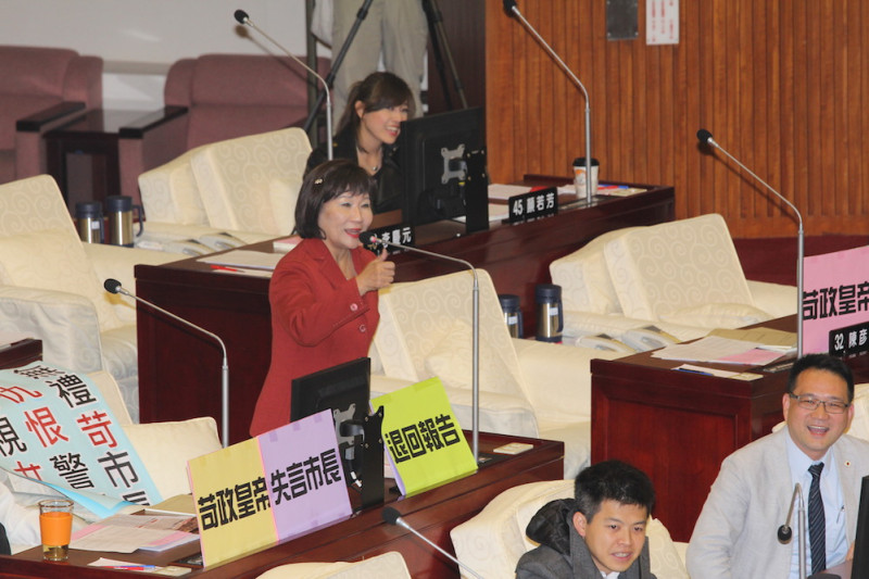 台北市長柯文哲今(14)日前往市議會進行施政報告，藍營議員磨刀霍霍，其中，以厲耿桂芳所唱的「柯皇帝嗡嗡嗡」一曲，最讓人印象深刻。圖：林雨佑/攝   
