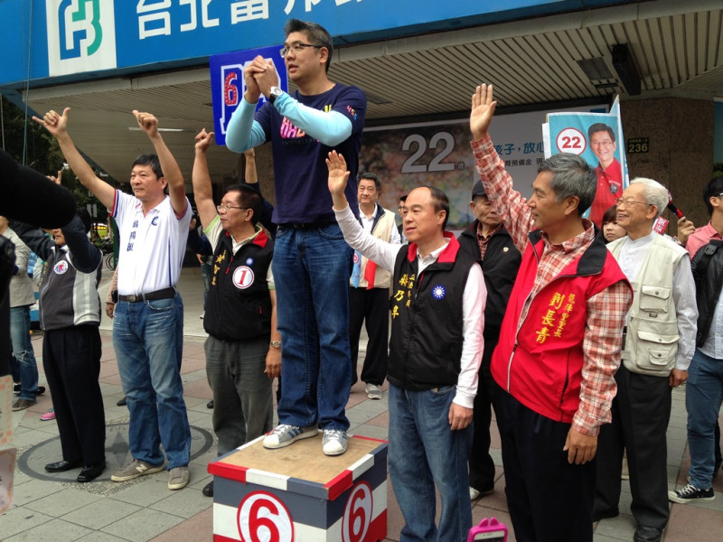 國民黨台北市長候選人連勝文今日上午到和平東路和復興南路口在街頭定點拜票。圖：劉奕霆/攝。   