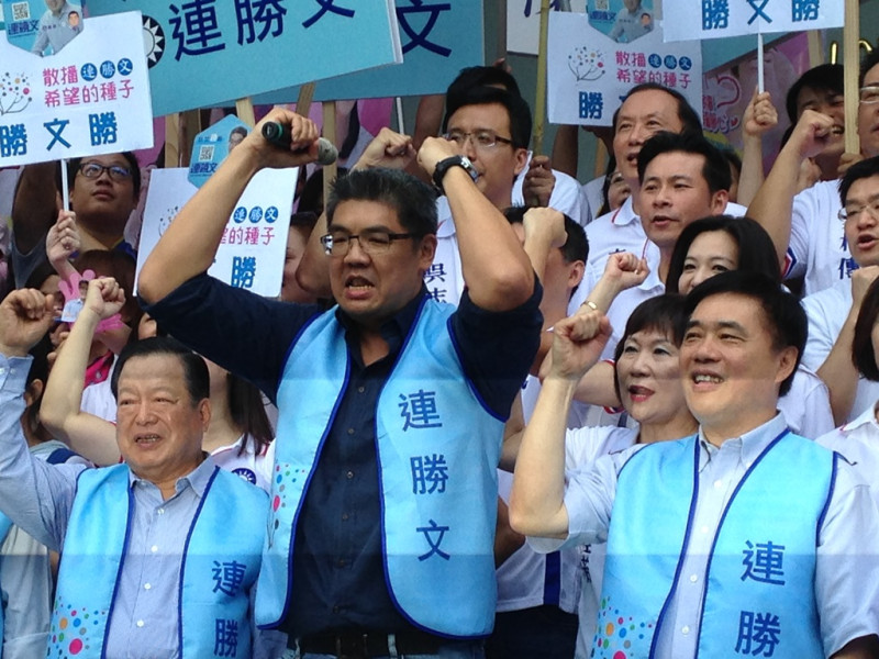 國民黨台北市長參選人連勝文今(2)日上午在眾多支持者、戰鼓齊鳴的夾道歡迎聲中，前往北市選委會登記參選。圖：劉奕霆/攝   