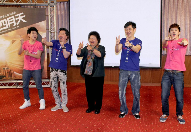 高雄市長陳菊為公益發聲，跳起方舟舞，與一旁的音樂才子黃國倫(左二)尬起舞來。圖片來源：高雄市政府   