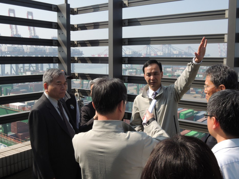 新北市長朱立倫今（7）日視察台北港時，宣布台北港往返平潭間的船運航班已達成熟階段，可望在今年的年中開花結果。圖：陳冠廷/攝   