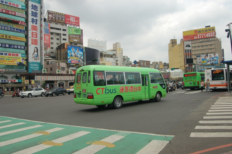 台中市實施公車8公里免費，公車業者家數也大增。圖：鄭進興/攝   