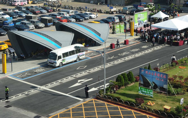 岡山轉運站造型新穎，融合岡山空軍基地特色，在不同角度呈現戰機翱翔天際的意象。圖片來源：高雄市交通局。   