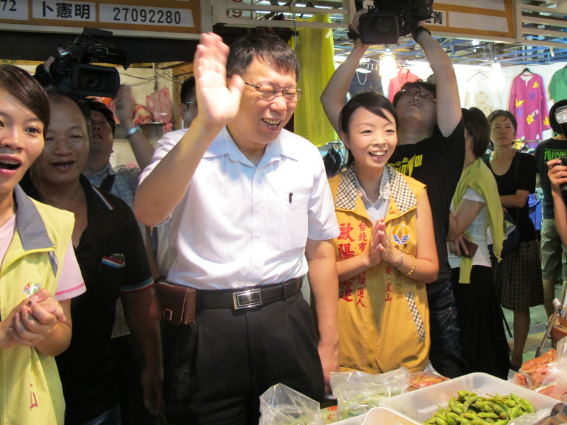 柯文哲7日前往成功市場掃街拜票。圖：林朝億/攝影   