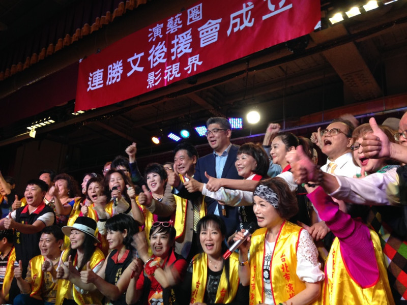 對於無黨籍台北市長參選人柯文哲一席「酒吧吧女」的說法，國民黨台北市長參選人連勝文今(24)日晚間表示，這是對於女性根深蒂固的歧視。圖：劉奕霆/攝   