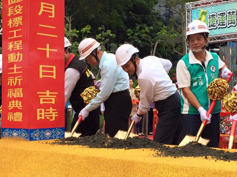 台北市長柯文哲與新北市副市長侯友宜20日參加捷運萬大線動土典禮。圖：符芳碩/攝   