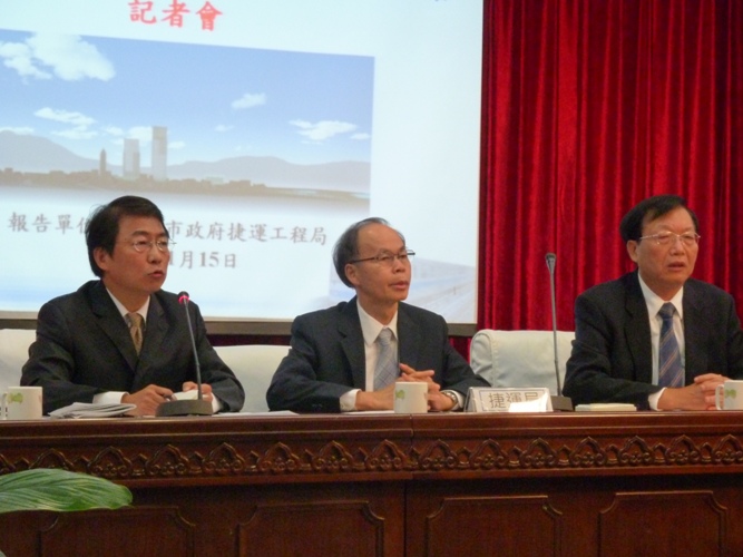 台北市政府今(15)日由副市長陳威仁(右)領銜召開記者會，針對近來飽受外界質疑的台北雙子星案，澄清說明招標過程。圖：謝莉慧/攝   