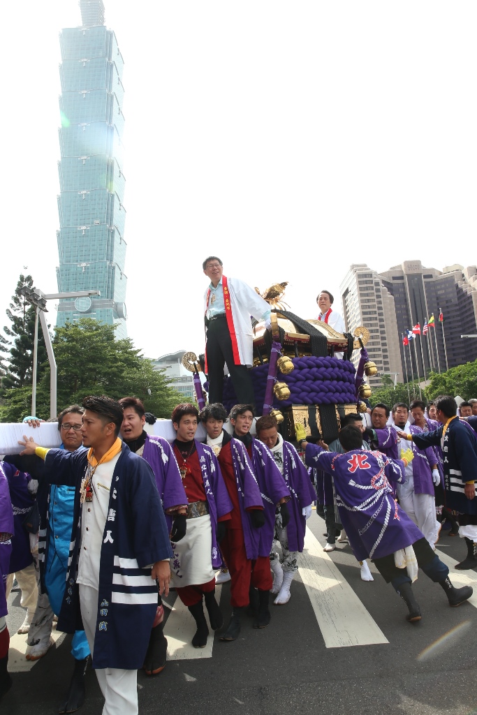 台北市長柯文哲1日率領3位副市長登上大神轎為台灣民眾祈福。圖：台北市政府觀傳局提供   