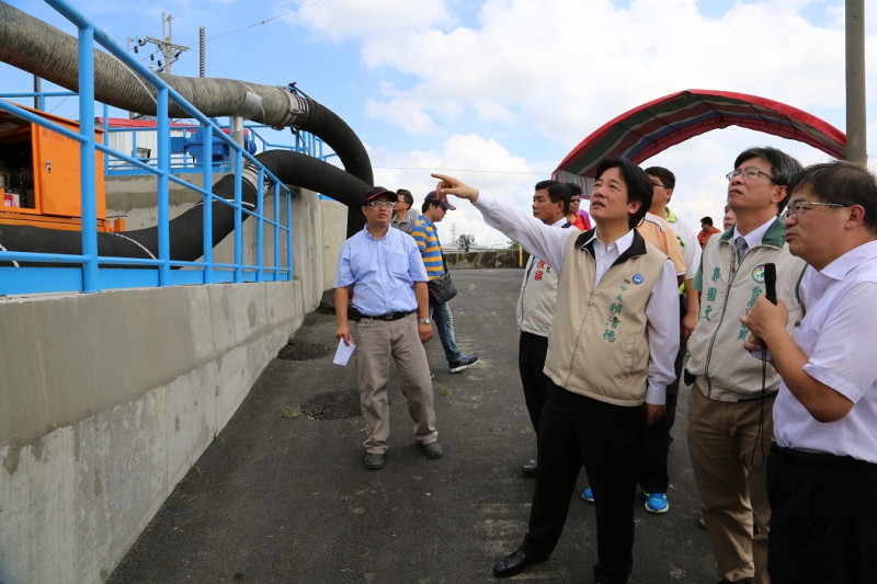 新市低窪地區易淹水，台南市長賴清德前往新市衛生排水抽水站視察。圖：台南市政府提供   
