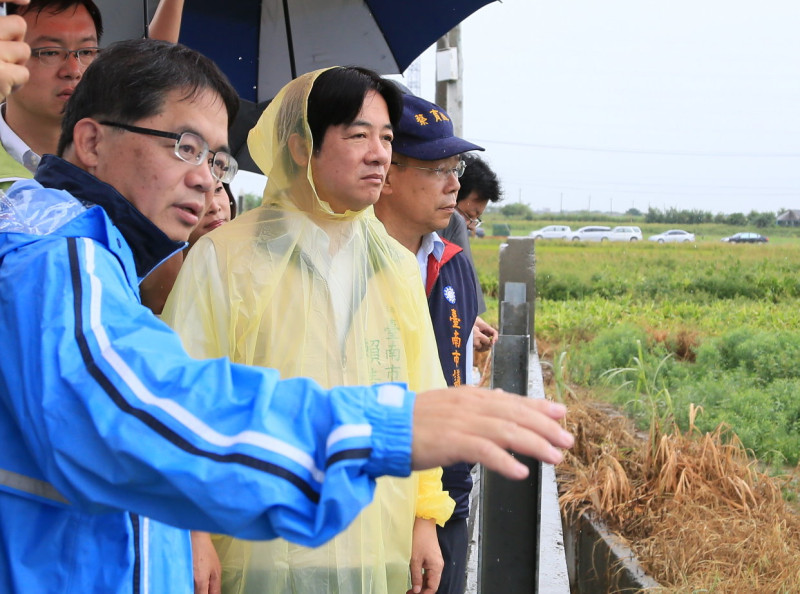 台南市長賴清德（左二）視察柳營區八老爺排水及南八老爺排水應急工程。圖：黃博郎/攝   