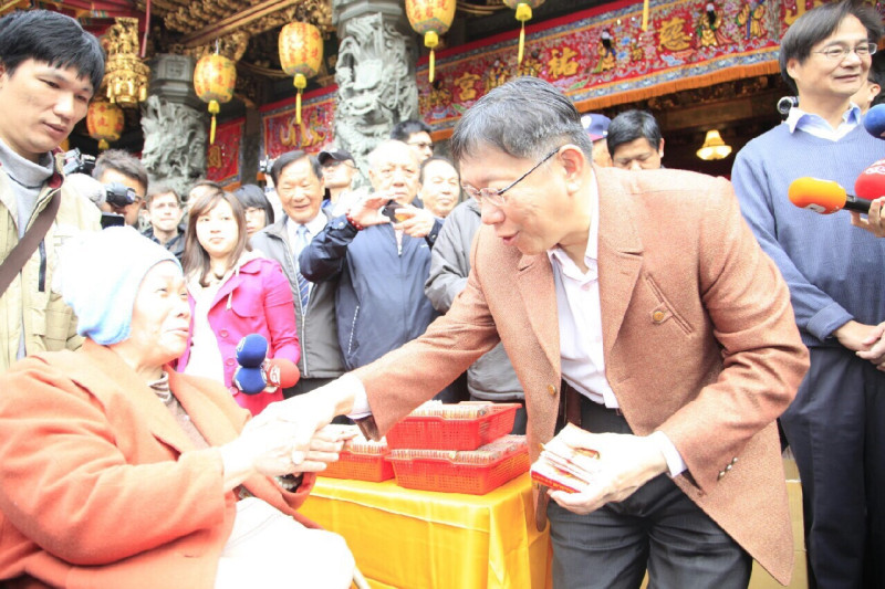 台北市長柯文哲20日前往台北各大個宮廟參拜、發福袋。圖：台北市政府提供   