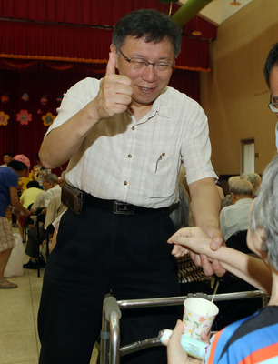 台北市長參選人柯文哲今(16)日回應連陣營，自己並沒有拿過綠卡。圖：中央社。   