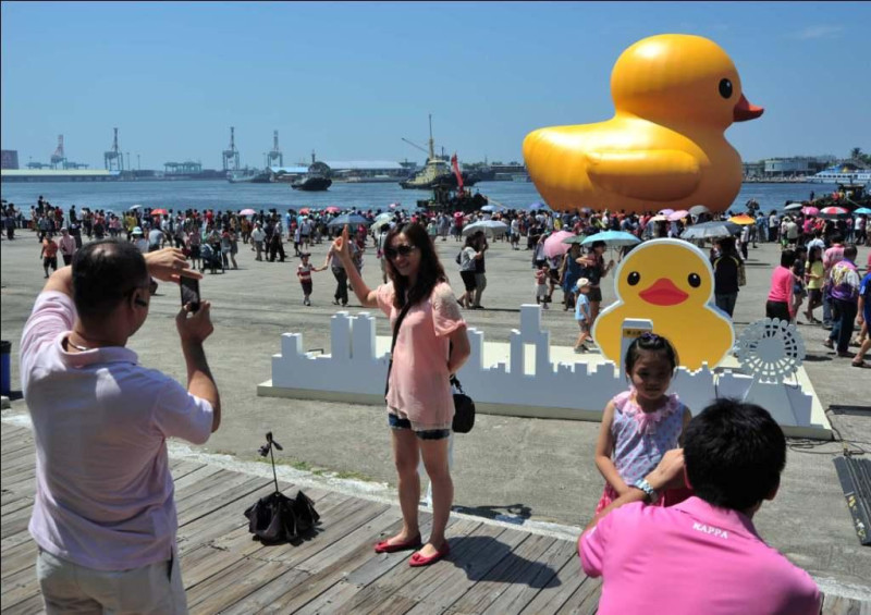 亞洲最大的黃色小鴨（Rubber Duck）今（19）日下午4時正式進駐高雄光榮碼頭，展開為期一個月的展出，而且第一天光榮碼頭便有20萬人次民眾不畏烈日，爭相目睹小鴨迷人風采。圖：高雄市政府提供   