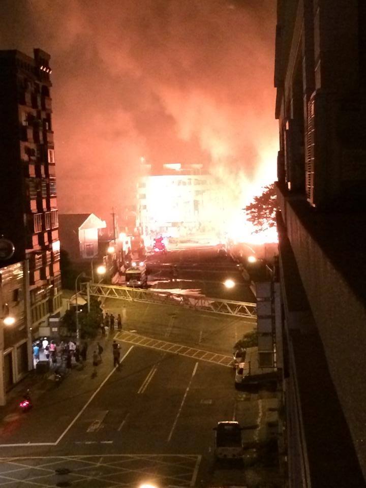 高雄市前議員陳信瑜當時拍下氣爆後火災畫面。   圖：翻攝自「陳信瑜」臉書
