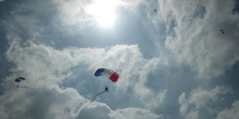 新竹市舉辦2013年國慶煙火，今年將會有由軍中神龍小組退役人員組成的高空跳傘運動協會參與表演。圖為真正神龍小組的表演。圖：陳權欣/攝   
