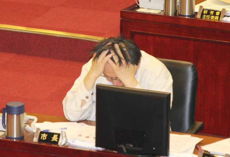 台北市副市長林欽榮今(16)天上午表示，他昨晚向台北市長柯文哲報告大巨蛋安全體檢結果，林欽榮轉述，柯文哲聽完報告後只說「他的頭很痛」。圖：新頭殼資料照片   