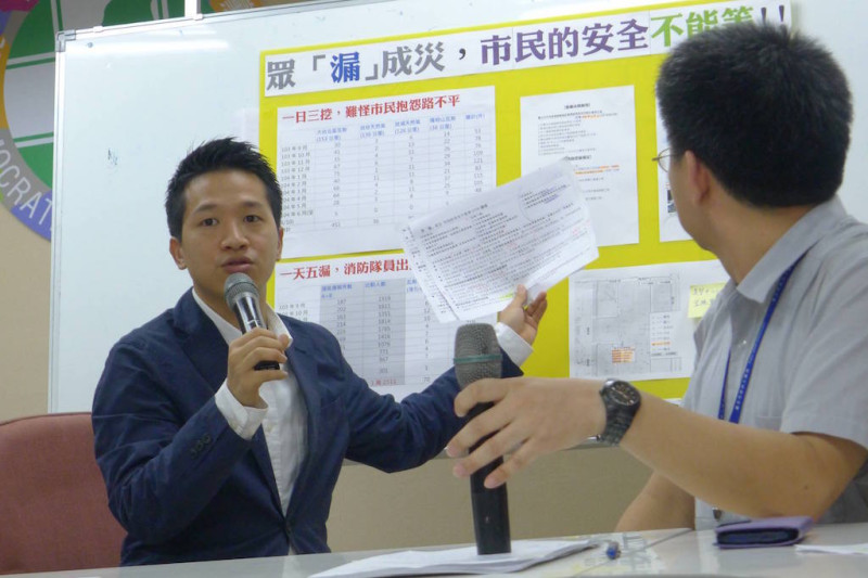 民進黨籍台北市議員何志偉9日召開記者會指出，自2014年9月到今年6月，北市天然氣、瓦斯外漏事件通報竟高達1500多件，平均一天就有5件。圖：陳毅龍/攝   
