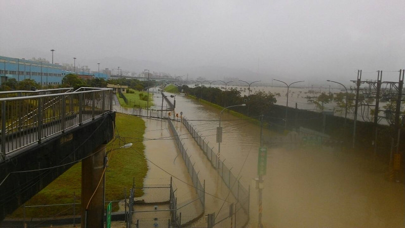 新北市板橋浮洲地區在蘇迪勒颱風過境時發生淹水情形。圖：何博文臉書   