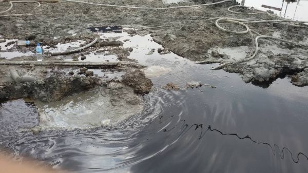 高雄市小港區中林路19日又傳出中油地下管線破裂，造成油水外洩。圖：高雄市環保局提供   