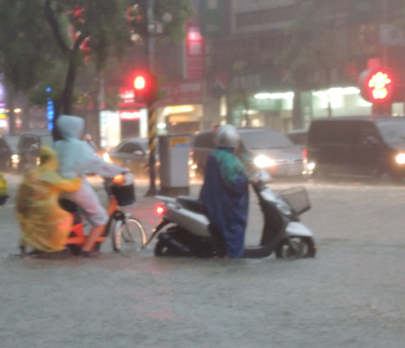 昨（23）日下午一陣大雷雨，導致新北市板橋區中山路一段與漢生東路淹水深30公分、長200公尺，部分車道一度封閉。圖：陳冠廷/攝   