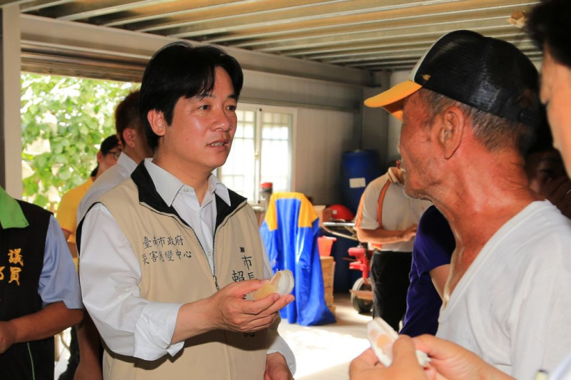 台南市長賴清德（左）擔心文旦收成受豪大雨影響，趕赴麻豆視察文旦園。圖：黃博郎/攝   