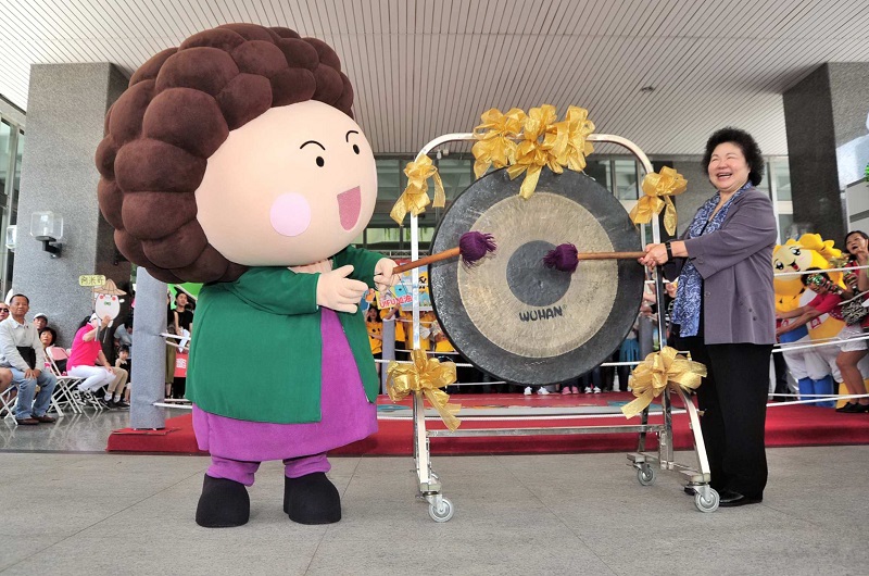 高雄市長陳菊與活動大使「花媽」一同敲鑼為吉祥物PK賽揭開序幕。圖：高雄市政府提供   