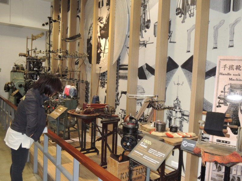 「吳福洋襪子故事館」讓民眾可以看到各類的機具，見證台灣織襪業的發展歷史。圖3-3：陳冠廷/攝   