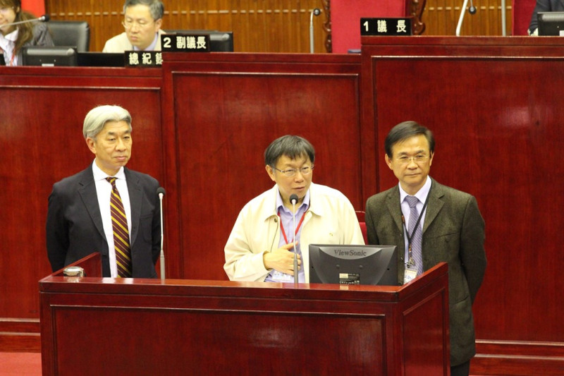 民進黨議員林世宗今(14)天詢問台北市長柯文哲是否沿用教育部微調課綱，柯文哲表示，他還在思考，要求議員再給他1個月時間討論。圖：林雨佑/攝   