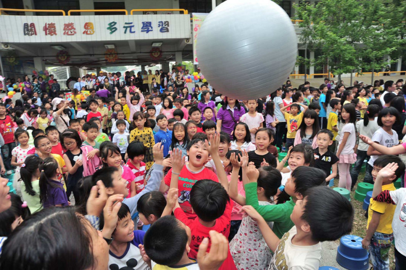 高雄市長陳菊準備5星級大禮送給兒童，5項禮物化身為5顆大球滾向學生群中，藉由學童一一拍打、傳接，讓大家都接收到花媽市長的佳節賀禮。來源：高雄市政府   