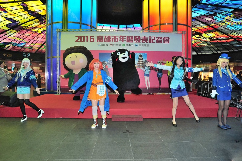 日本熊本熊吉祥物、高捷美少女為2016高雄市年曆主題，與高通通、花媽人偶擺酷作勢，為發行年曆造勢。圖：高雄市政府提供   