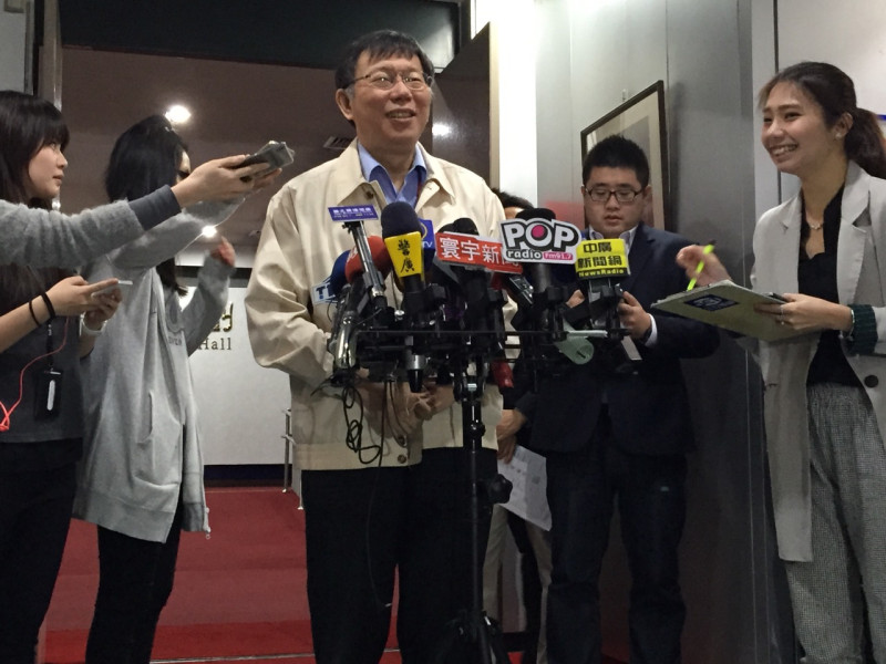 台北市長柯文哲今(15)日上午出席里長座談會前受訪。圖：劉奕霆/攝   