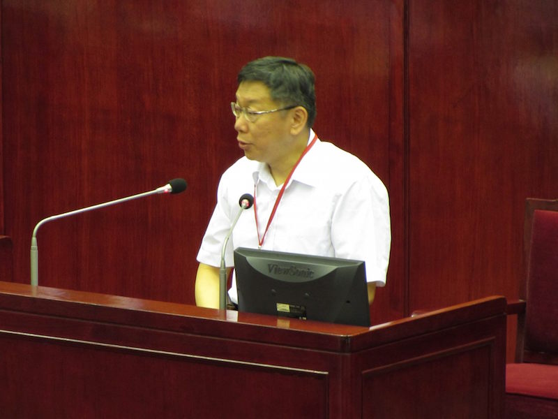 台北市長柯文哲18日上午前往議會進行專案報告，提到十二年國教問題，柯文哲報告時表態，他認為應「先特招再免試」。圖：邱珮文/攝   
