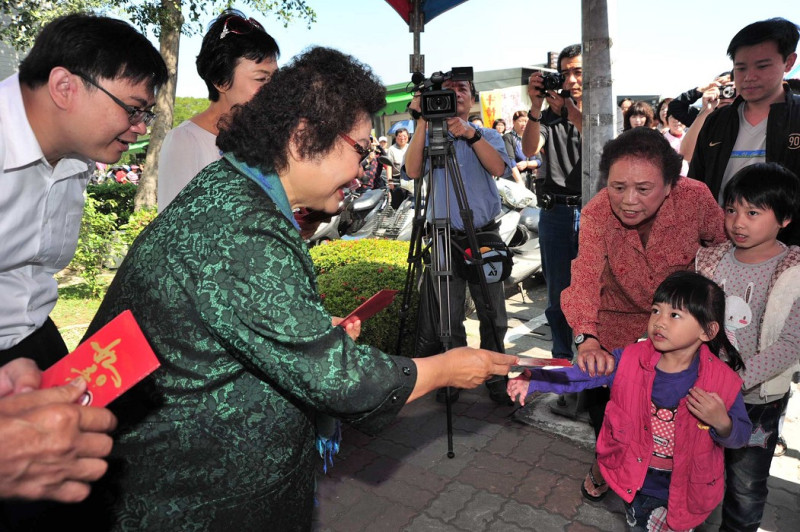 高雄市長陳菊今（15）日上午前往鳳山台糖花市發送小龍年如意開運紅包。圖片來源：高雄市政府提供。   