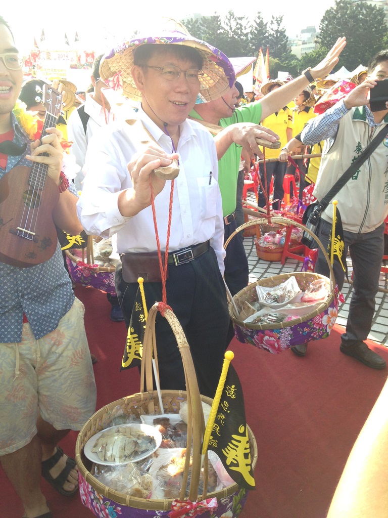 無黨籍台北市長參選人柯文哲今(26)日上午出席客家義民祭的挑擔活動。圖：劉奕霆/攝   