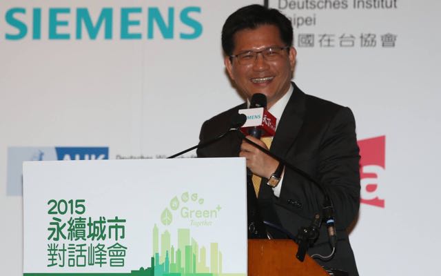 台中市長林佳龍今(19)天在「2015永續城市對話峰會」指出，要全面檢討前朝的交通政策，讓台中大眾運輸更進步。圖：林雨佑/攝   