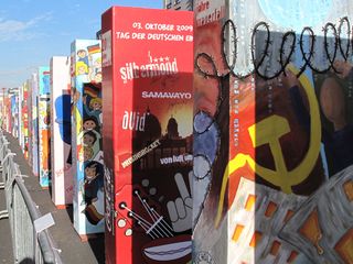 11月9日是柏林牆倒塌20週年紀念日，全德國中小學生負責彩繪1000座2.5公尺高的骨牌，豎立在柏林圍牆原址，紀念日當天由前波蘭團結工聯主席華勒沙親自推倒。提供：中央社   