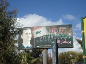 敘利亞境內以總統阿薩德（Bashar al-Assad）為主角的告示牌眾多，照片由本文作者拍攝   