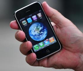 暢銷全球的蘋果iphone手機首次遭到計算機病毒襲擊，截至目前，只有小部分澳洲用戶受到影響。提供：中央社   